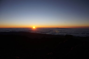 Gün doğumunda dağların manzarası.