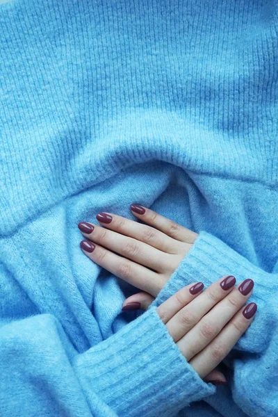Manicure violeta e camisola azul . — Fotografia de Stock