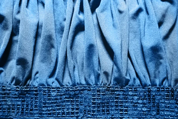 Paillettes brillantes sur textile robe bleue. Couleur tendance . — Photo