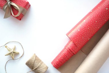 Beyaz arka planda fiyonklu hediye kutuları.