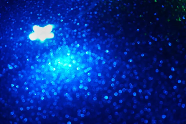 Guirlanda colorida de Natal desfocada com estrelas . — Fotografia de Stock
