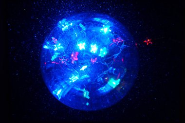 Odaklanamayan yıldızlı sihirli kristal ışıklar topu. Cadılar Bayramı konsepti Noel konsepti.