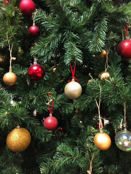 Abeto com bolas decorativas. Fundo de Natal . — Fotografia de Stock
