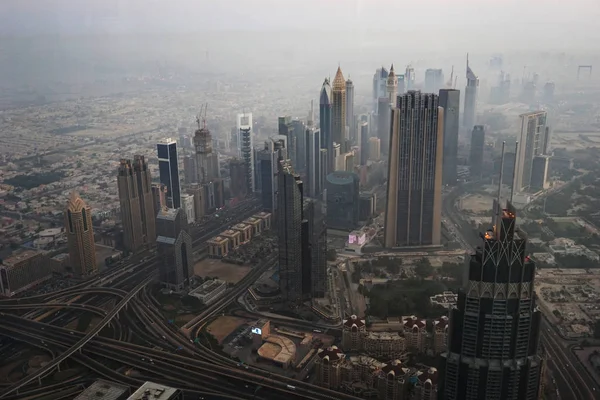 DUBAI, BAE - 14 Ekim 2019 'da Dubai' nin havadan görünüşü ve dünyanın en yüksek binası olan Burj Khalifa 'dan gökdelenler, Dubai' de çekildi..