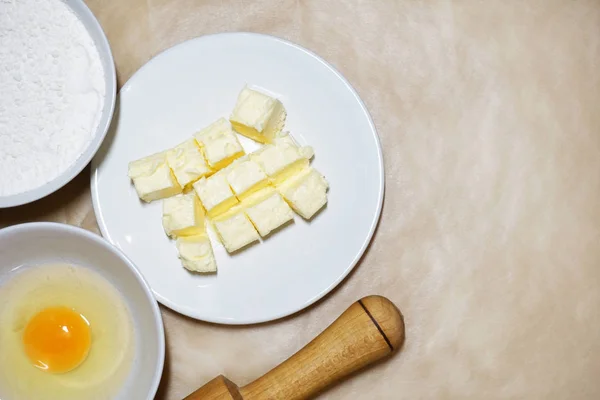 Ingrédients pour la cuisson du gâteau - farine, oeuf, beurre . — Photo