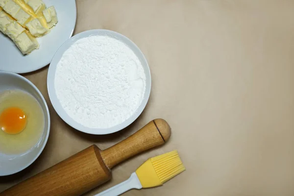 Ingrédients pour la cuisson du gâteau - farine, oeuf, beurre . — Photo