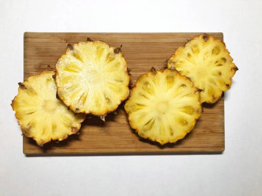 ahşap arka plan üzerinde dilim ananas.
