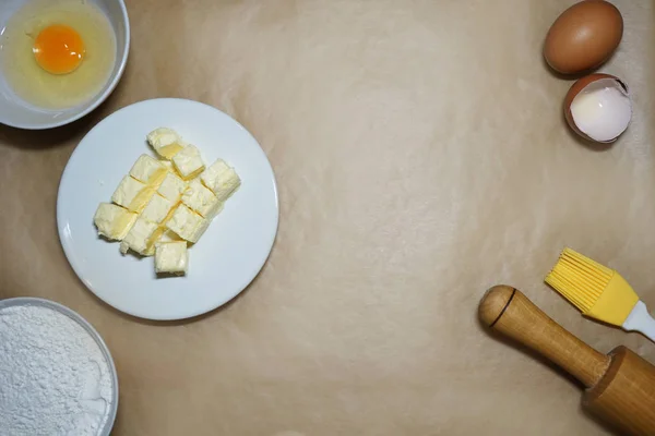 Ingrédients pour la cuisson du gâteau - farine, oeuf, beurre . — Photo