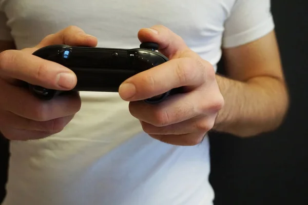 Beyaz arkaplanda balkon oyun alanı olan erkek elleri.