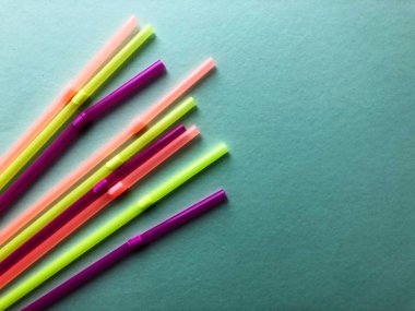 Moda mavisi olan tek kullanımlık plastik pipetler.