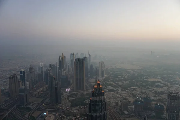 DUBAI, BAE - 14 Ekim 2019 'da Dubai' nin havadan görünüşü ve dünyanın en yüksek binası olan Burj Khalifa 'dan gökdelenler, Dubai' de çekildi..