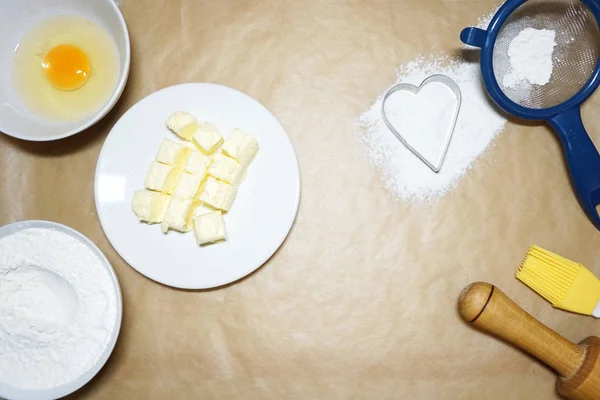 Ingrédients pour la cuisson du gâteau - farine, oeuf, beurre . — Photo