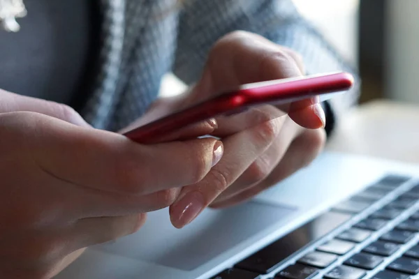 Kadınlar defter üzerinde çalışıyor. Uzaktan ofis. Karantina.