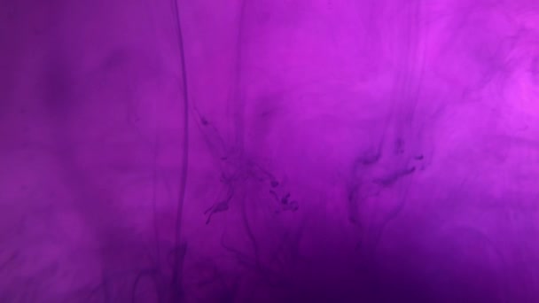 Vernice colorata gocce di acquerello mescolando in acqua. Inchiostro liscio vorticoso e schizzi . — Video Stock