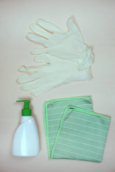 Temizlik anlayışı. Sabun, tıbbi eldiven, bez, sünger..