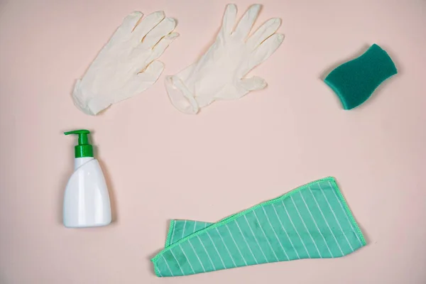 Concept de nettoyage. Savon, gants médicaux, chiffon, éponge . — Photo