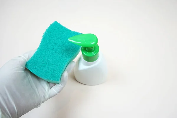 Concepto de limpieza. Jabón, guantes médicos, trapo, esponja . — Foto de Stock