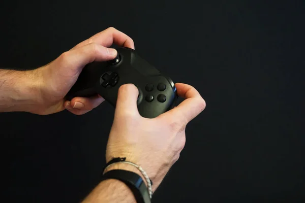 Balck gamepad 'li erkek elleri.