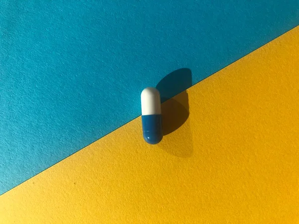 Droga Farmacêutica Pílulas Azuis Brancas Fundo Azul — Fotografia de Stock