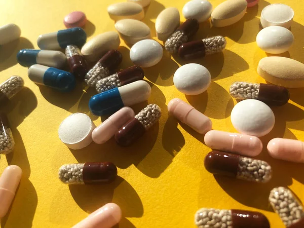Veel Kleurrijke Pillen Gele Achtergrond Gezondheidszorgconcept — Stockfoto