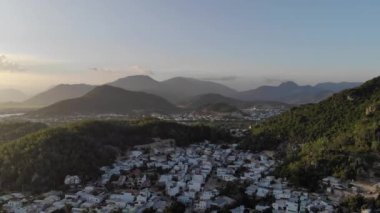 Drone harika bir yerin üzerinde uçuyor.