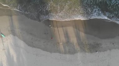 Drone harika bir yerin üzerinde uçuyor.