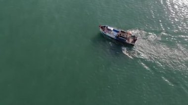 Bir balıkçı teknesinin üzerinde uçarken. 