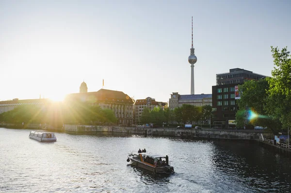 Berlin 'in Spree Nehri ve TV Kulesi manzarası