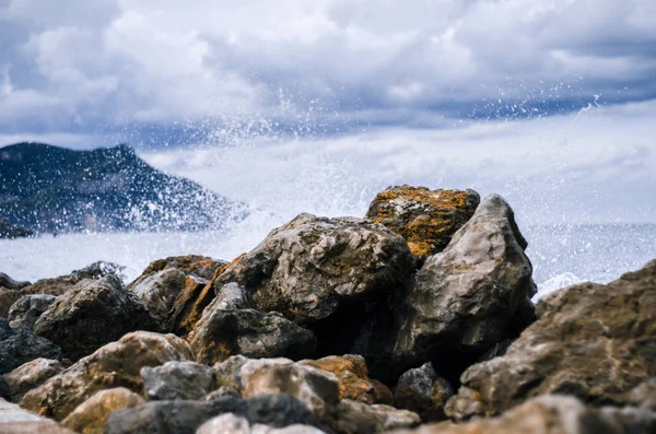 Ondas atingindo as rochas no porto de valldemossa, majorca, ilhas baleares, espanha — Fotografia de Stock