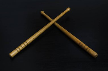 Çaprazlanmış Ahşap DRUMSTİKLERİ KARAZADA