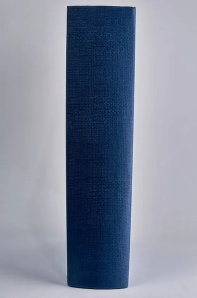 Telif uzaylı beyaz arkaplan üzerine mavi kitap