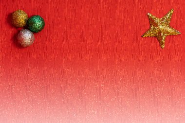 Kırmızı ve Beyaz Arkaplanda Noel Dekorasyonları