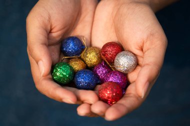 Dekoratif Baloları Tutan Kişi