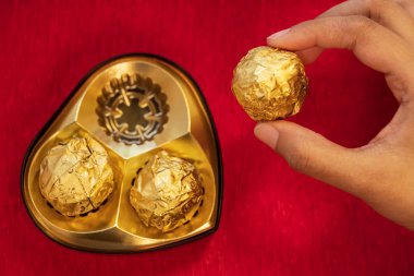 Lüks Çikolata Tutan Kişi