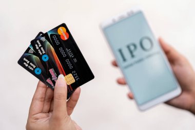 Sbi Cards 'ın Ipo geçmişi. Hindistan Devlet Bankası veya Banka Kartları 'nın genç kadın eli cep telefonunda veya akıllı telefonunda ilk halka arz için başvuru yapıyor.