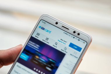 Sbi kartları Ipo arkaplanı. Sbi Cards & Ödeme Hizmetleri web sitesini açmak için akıllı telefon kullanan birinin yakın plan fotoğrafı. Çevrimiçi bankacılık ve nakitsiz işlem geçmişi kavramı.