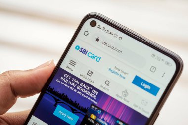 Erkek, cep telefonunu tutuyor ve Sbi Kartları ve Ödeme Hizmetleri web sitesini kullanıyor. Hindistan Devlet Bankası Kartı Ipo, ödeme, nakitsiz işlem geçmişi.