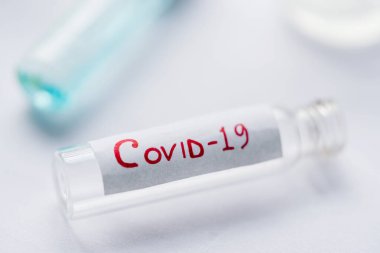 Roman Coronavirus 2019-nCoV geçmişi. Test tüpü ya da Covid-19 'da enfekte olmuş bir hastanın kan testi için kullanılan tıbbi cam. Epidemiyoloji kavramı, tedavi için tıbbi araştırma, sağlık riski.
