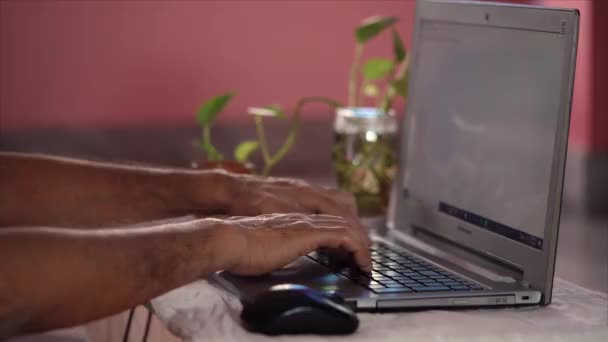Man hand typen op laptop thuis — Stockvideo