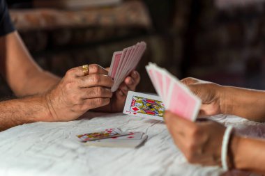 Çift karantina sırasında evde kalır ve kovid 19 koronavirüsün yayılmasını önlemek için iskambil oynamanın tadını çıkarır. Güvende kalma kavramı hayat kurtarma, aile bireysel tecrit aktivitesi.