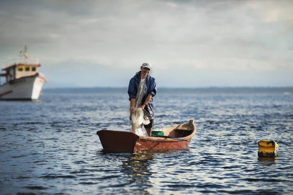Pescador solitário no barco — Fotografia de Stock