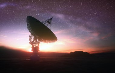 Dünya 'dan iletişim ve sinyal alabilmek için büyük uydu anteni antenleri. Gün batımında uzayda radyo sinyali arayan gözlemevi.