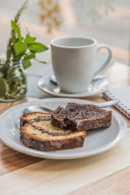 Barda puding not defteri ve kalem olan beyaz bardak.