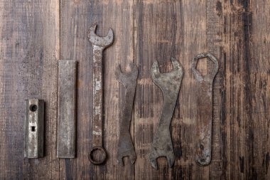 Pense el aracı ahşap üst görünümde izole