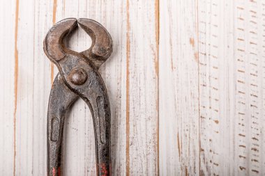  kombinasyon anahtarı beyaz ahşap üst görünümde