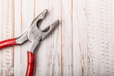  kombinasyon anahtarı beyaz ahşap üst görünümde