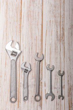  kombinasyon anahtarı beyaz ahşap üst görünümde