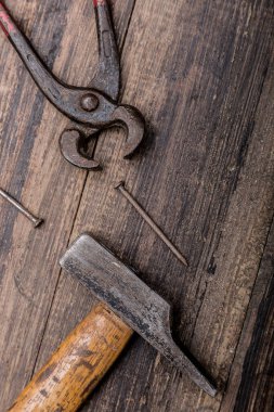 Tahta üst görünümde çekiç aracı çivileri