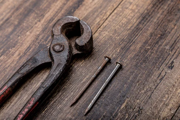 tahta üst görünümde çivi aracı