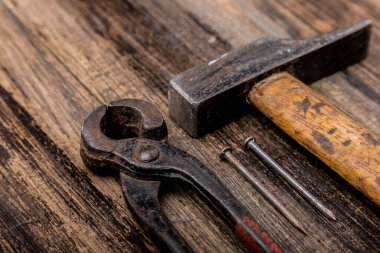 Tahta üst görünümde çekiç aracı çivileri